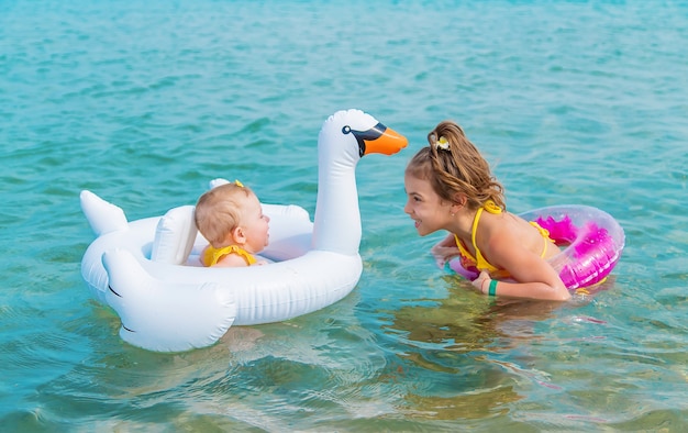 Les enfants nagent dans la mer en cercle.