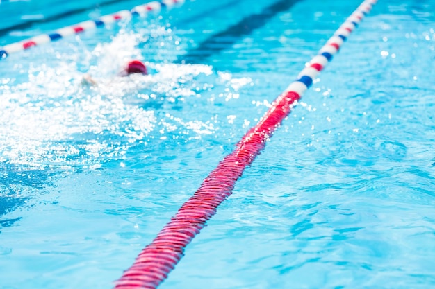 Les enfants nagent dans la piscine extérieure pendant l'été.