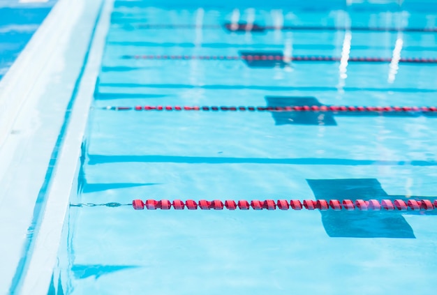 Les enfants nagent dans la piscine extérieure pendant l'été.