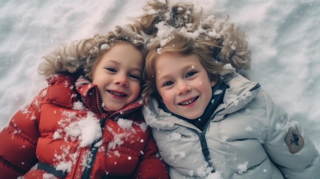 Enfants de Noël fabriquant des anges dans la neige