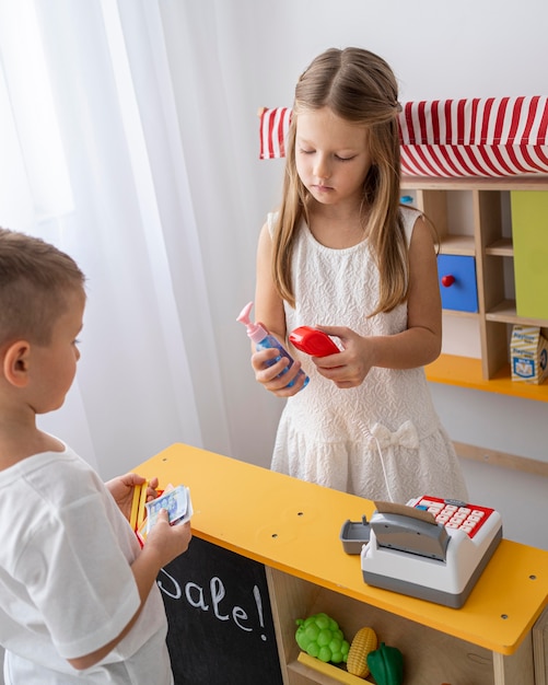 Photo enfants non binaires jouant à l'intérieur