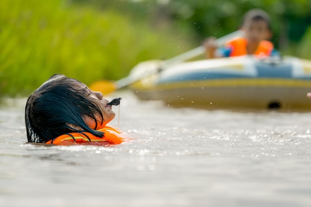 Des enfants noyant la rivière et sifflant montrent un signe pour aider et sauver des vies