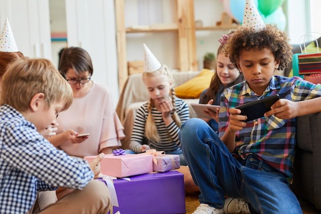 Enfants avec obsession de gadget