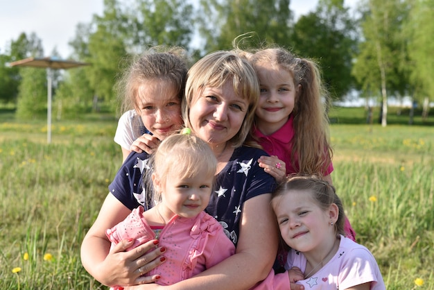 Enfants avec parents jouent dans le parc