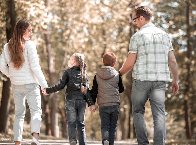 Photo enfants et parents en promenade dans le parkt