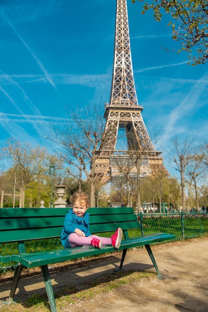 Enfants à Paris près de la Tour Eiffel Mise au point sélective