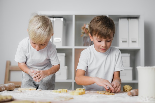 Les enfants participent avec enthousiasme à la préparation de bonbons - biscuits.