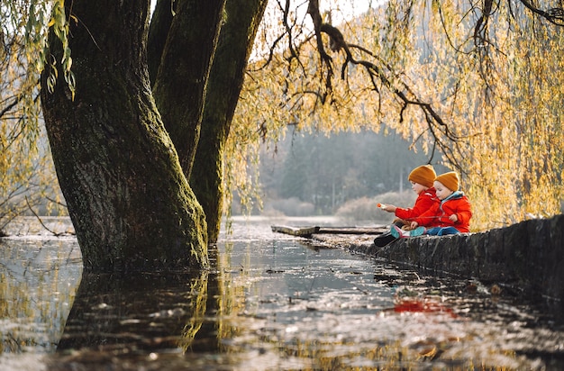 Les enfants passent du temps dehors dans l'air frais et froid Les petits enfants jouent dans la nature