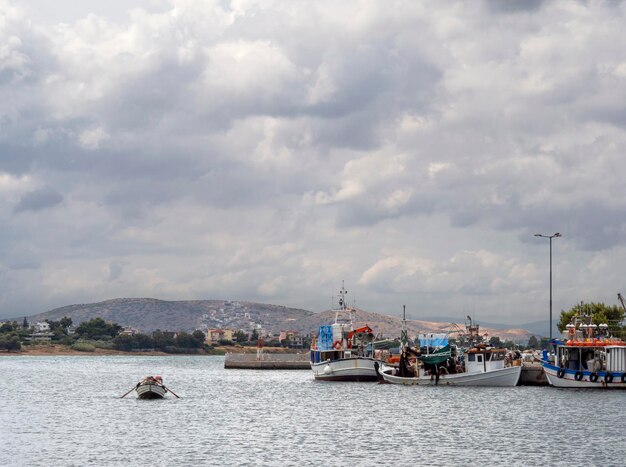 Enfants pêcheurs flottant sur un bateau à rames sur la mer Égée sur une île grecque en Grèce