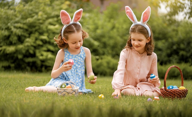 enfants peignant des œufs à l'extérieur