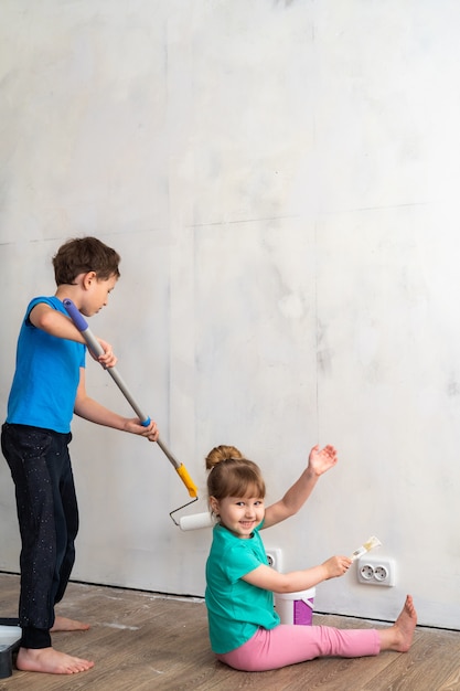 Les enfants peignent les murs
