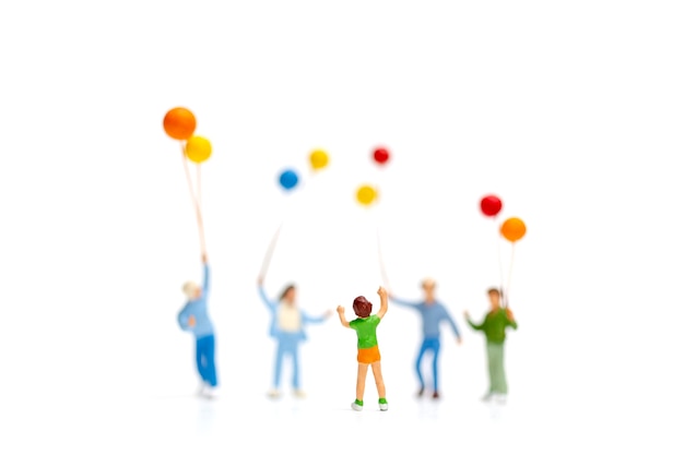 Enfants de personnes miniatures tenant ballon isoler sur fond blanc