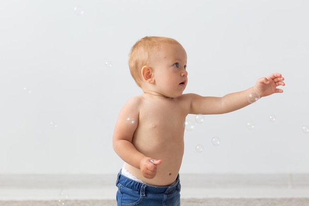 enfants, personnes, petite enfance et concept d'âge - beau bébé heureux à la maison