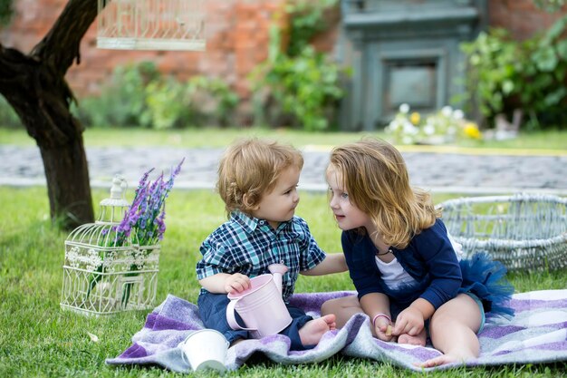 Enfants sur pirnic baby child sur l'herbe verte dans le parc d'été