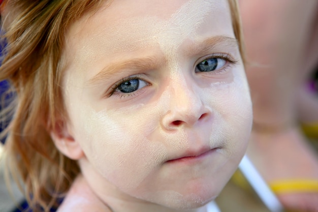 Enfants sur la plage écran solaire protection humidité