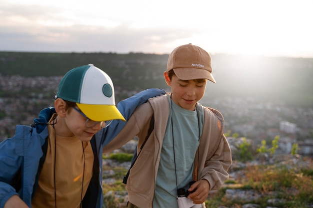 Enfants à plan moyen explorant l'environnement naturel