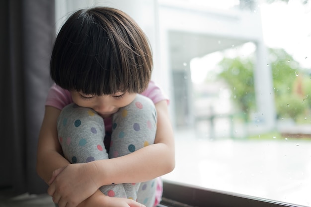 Enfants pleurant petite fille se sentant triste