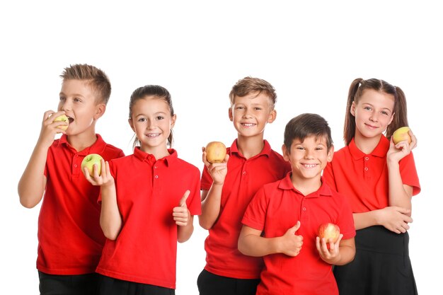 Enfants avec des pommes sur blanc