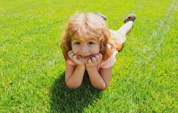 Enfants portant dans l'herbe enfant mignon dans le parc naturel d'été