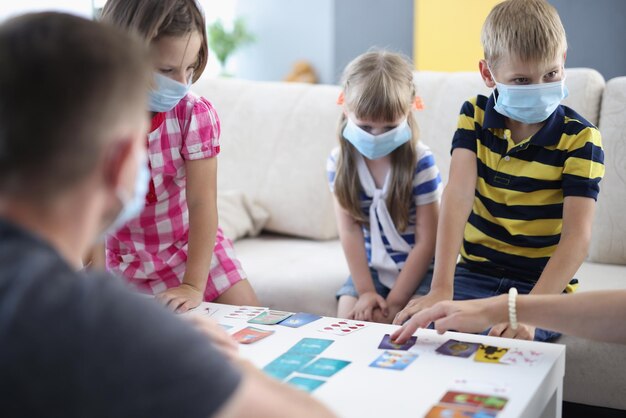 Des enfants portant le virus du masque facial propagés chez des amis de la maternelle sont tombés malades