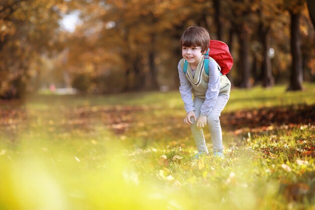 Enfants avec porte-documents pour une promenade dans le parc. Vacances. Le début des études des enfants.