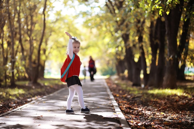 Enfants avec porte-documents pour une promenade dans le parc. Vacances. Le début des études des enfants.