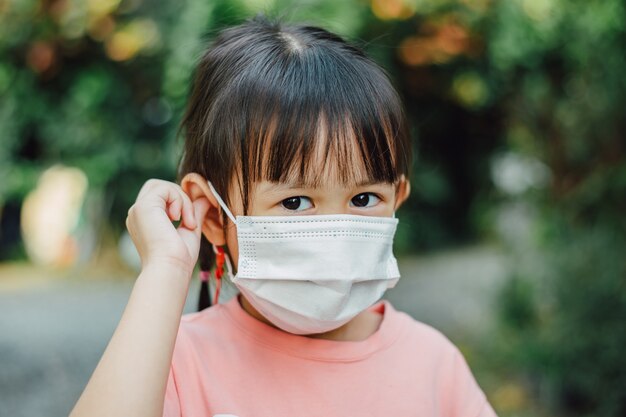 Les enfants portent un masque facial pour se protéger du virus et réduire la propagation de l'épidémie de coronavirus covid 19