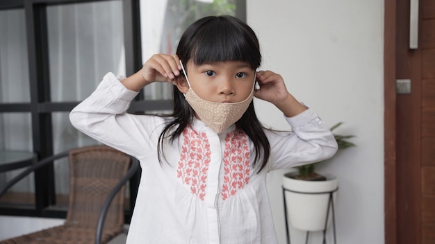 Les enfants portent le masque pour se protéger des virus et de la pollution de l'air