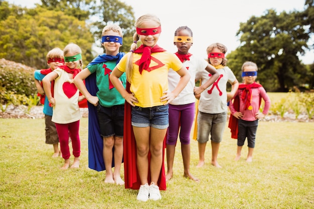 Enfants, porter, super-héros, déguisement, debout