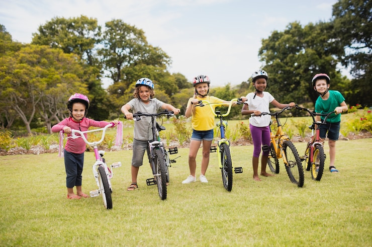Photo enfants posant avec des vélos