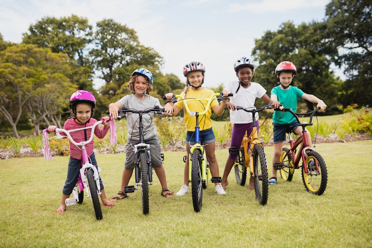 Photo enfants posant avec des vélos