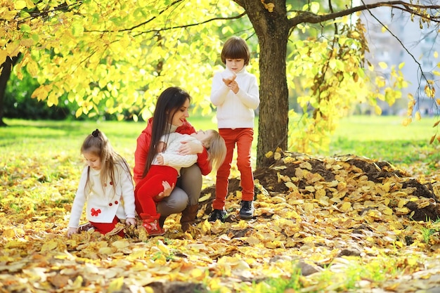 Enfants pour une promenade dans le parc d'automne Chute de feuilles dans le parc Bonheur d'automne en famille