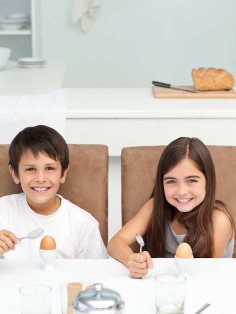 Enfants prenant leur petit déjeuner dans la cuisine