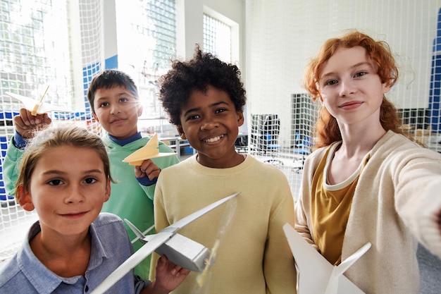 Photo enfants prenant un selfie en classe