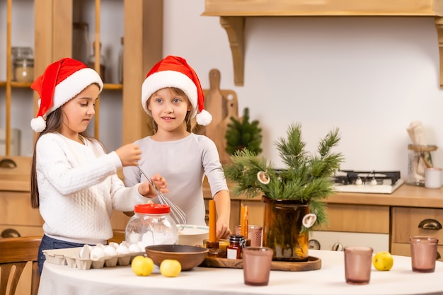 enfants préparant des biscuits de Noël avant la célébration de Noël. Famille