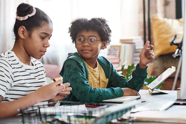 Enfants préparant un projet scolaire en équipe