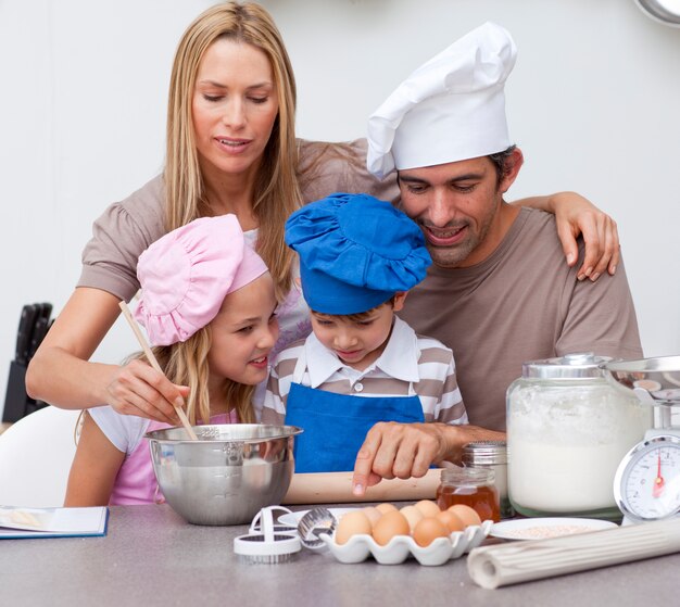 Des enfants préparent des biscuits avec leurs parents