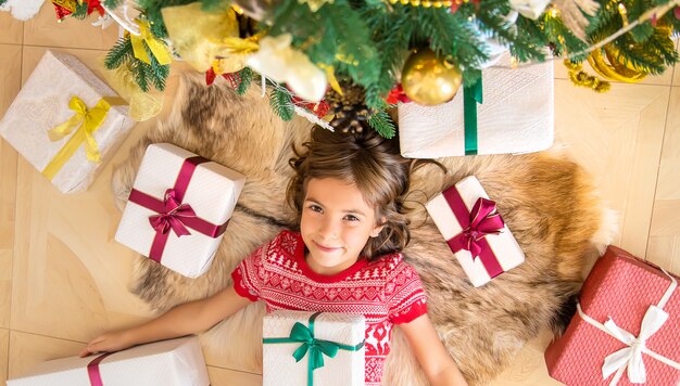 Enfants près de l'arbre de Noël. Mise au point sélective.