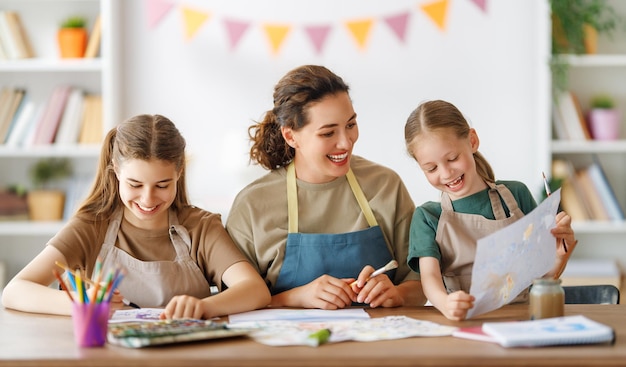 Enfants et professeur à la classe d'art