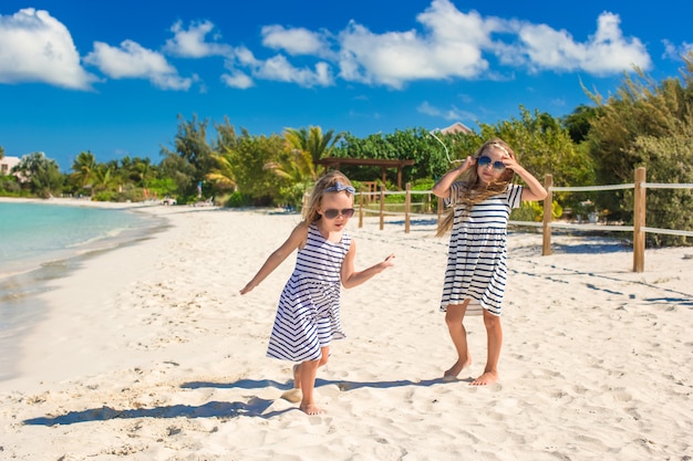 Les Enfants Profitent Des Vacances D'été Sur La Plage