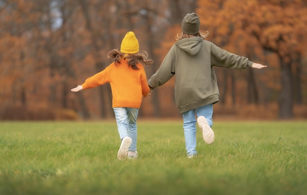 Enfants sur la promenade d'automne