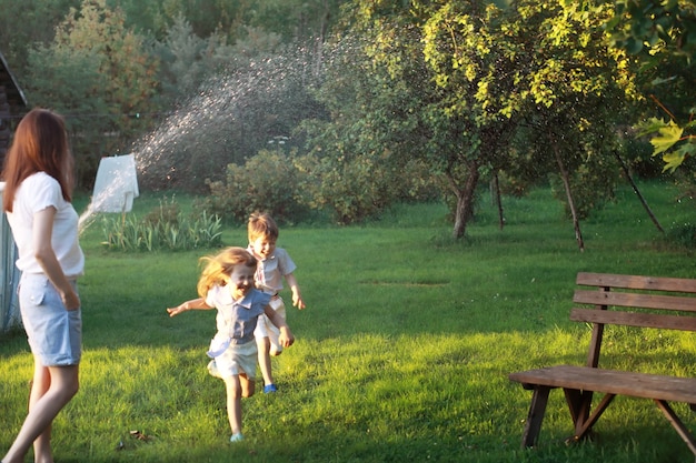 Enfants en promenade en été. Les enfants s'adonnent à la campagne. Rires et éclaboussures d'eau.