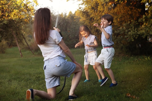 Enfants en promenade en été. Les enfants s'adonnent à la campagne. Rires et éclaboussures d'eau.