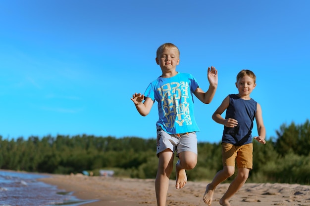 Les enfants qui courent seuls côté forêt de pins esa sur fond concept d'enfance heureuse