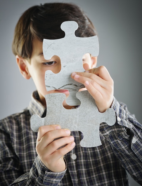 Photo enfants qui joignent le puzzle