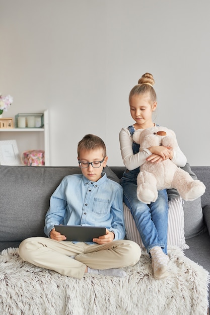 Enfants regardant des vidéos sur tablette