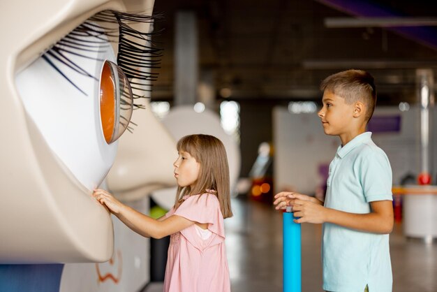 Photo les enfants regardent un modèle à grands yeux