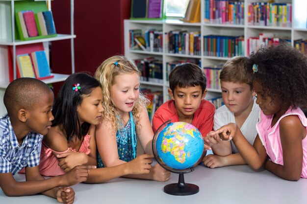 Enfants, regarder, globe, table