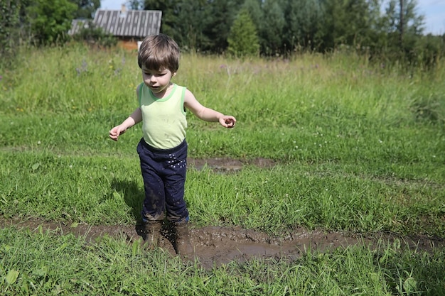 Enfants réunis lors d'une randonnée dans la forêt la plus proche à la recherche de champignonsxA