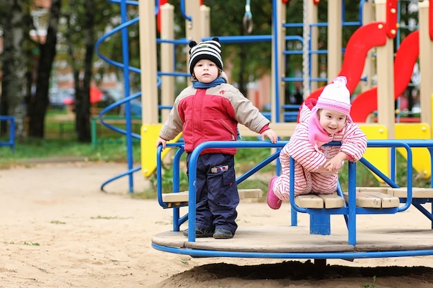 Les enfants de la rue jouent sur le terrain de jeu